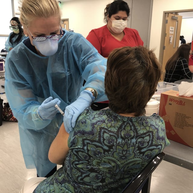 La doctora Roldan ha estado trabajando en el proceso de vacunación en Miami (Foto/FIU)